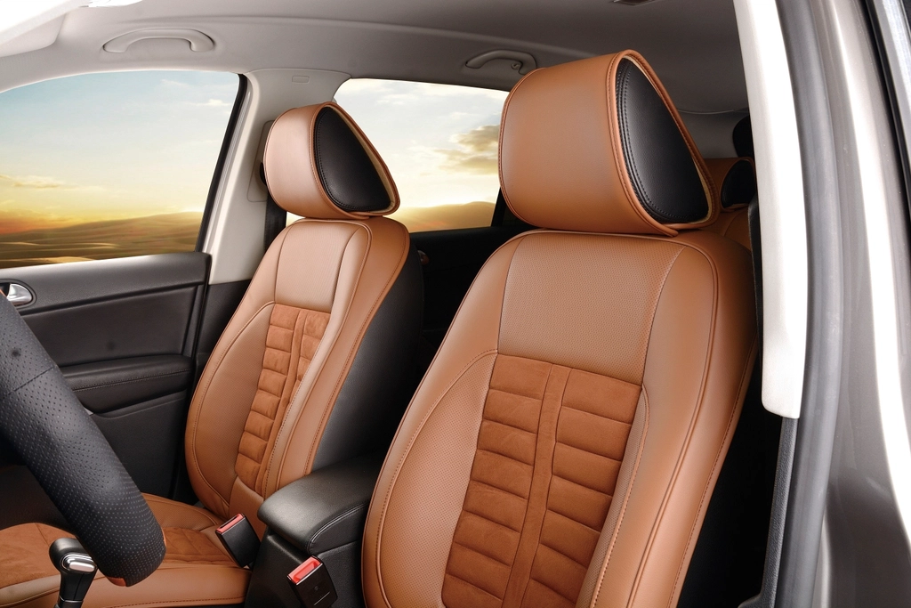 Schoon auto-interieur met lederen stoelen