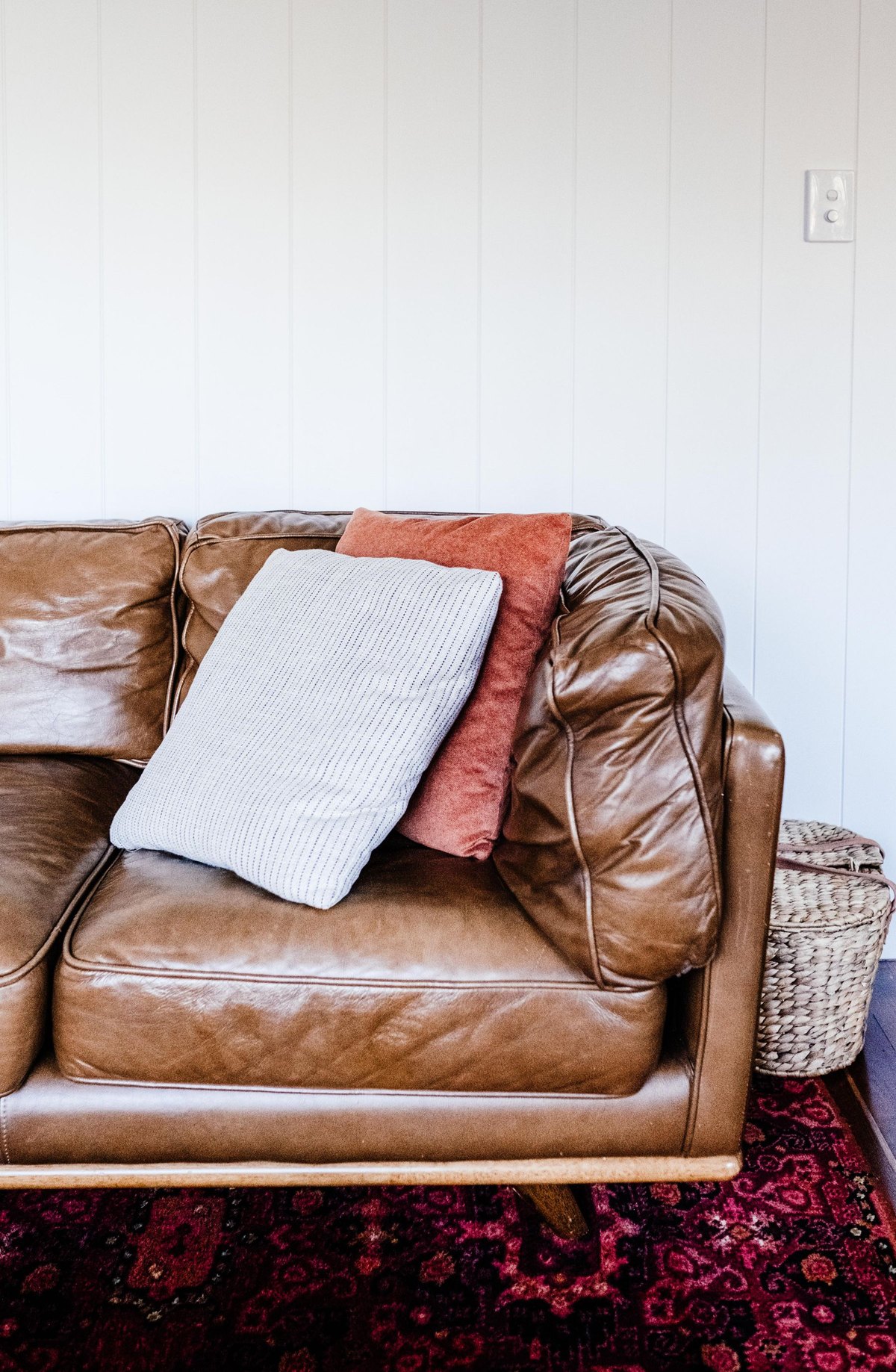 Bruine leren bank in een wooninterieur