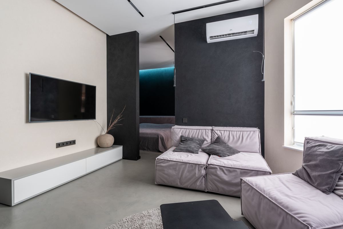 Stoffen loungebanken in een woonkamer