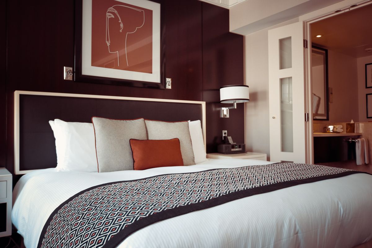Opgemaakt bed met matras in een slaapkamer