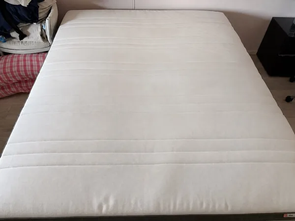 Hetzelfde witte matras na dieptereiniging door Versfris