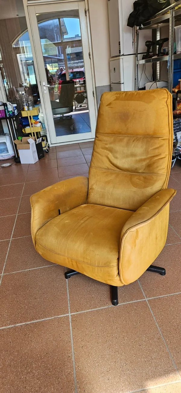 Dezelfde gele relaxfauteuil na professionele meubelreiniging door Versfris