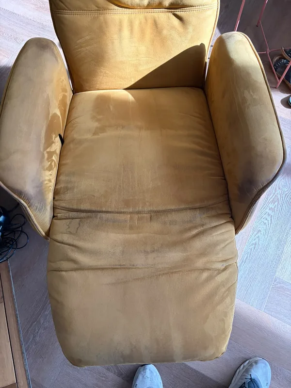 Gele gestoffeerde relaxfauteuil voor de reiniging door Versfris