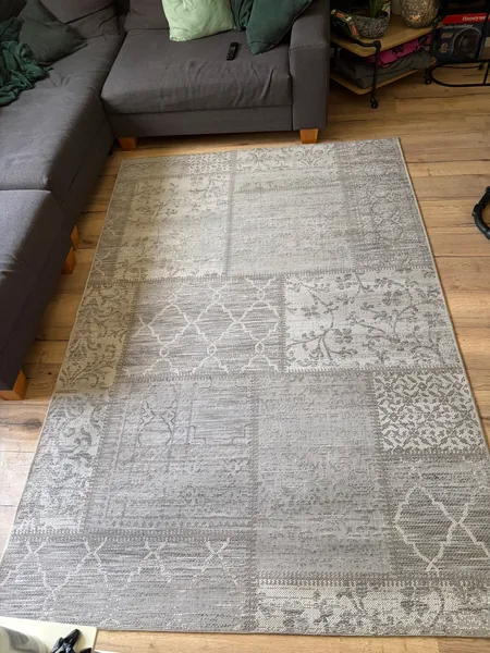 Hetzelfde lichtgrijze patchwork vloerkleed na dieptereiniging door Versfris